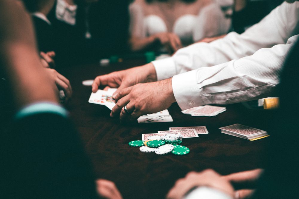 Pemain poker memusatkan perhatian di meja penuh chip