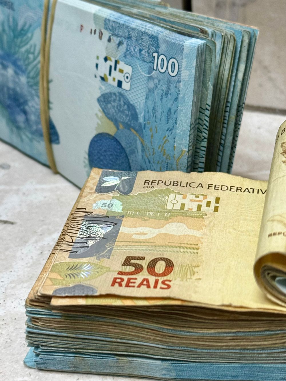 Uang rupiah ditata di atas meja