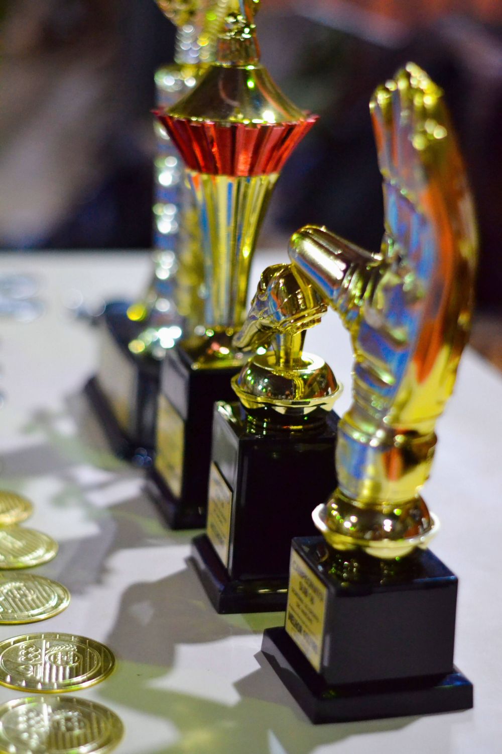 Deretan piala emas untuk upacara penganugerahan